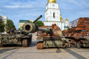 Yok edilen Rus 2S19 'Msta-S' öz güdümlü havan topu Kyiv 'in merkezinde diğer ezilmiş Rus askeri araçlarıyla birlikte sergilendi.