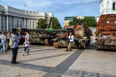 Yok edilen Rus 2S19 'Msta-S' öz güdümlü havan topu Kyiv 'in merkezinde diğer ezilmiş Rus askeri araçlarıyla birlikte sergilendi.