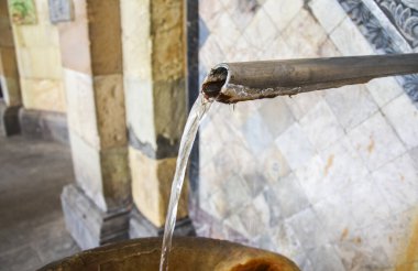 Doğal olarak, Ermenistan 'ın Jermuk kentindeki Su Galerisi' nin duvarına akan maden suyu.