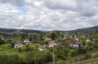 Vadideki Vorokhta köyünün manzarası Ukrayna 'daki Karpatlar' ı çevreledi.