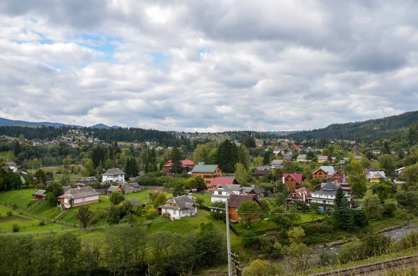 Szcenírozott Kilátás Vorokhta Falu Völgyben Körülvett Kárpátok Ukrajna — Stock Fotó