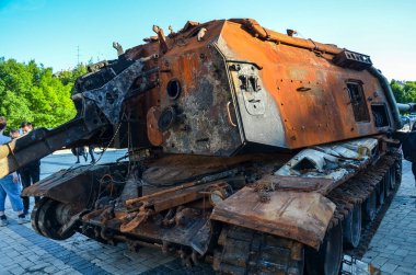 Yanmış ve ezilmiş Rus kendinden güdümlü howitzer 152 mm Msta-S Ukrayna 'daki savaş sırasında yok ediyordu.