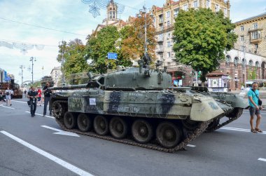 Orta Kyiv 'deki savaş ganimetleri gibi yanmış Rus tankları ve zırhlı araçlar. 