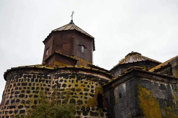 亚拉万克 Hayravank 是亚美尼亚中世纪修道院的一座独特建筑 建于塞万湖畔的一块高岩石上 — 图库照片