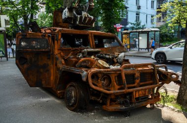 Ukrayna 'daki savaş sırasında Rus işgalcilerin zırhlı aracı Tigr-M yok edildi.