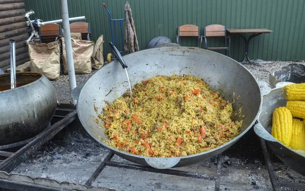 Büyük Bir Kazanda Pirinç Sebzelerle Dolu Bir Pilav Sokak Yemekleri — Stok fotoğraf