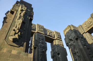 Gürcistan Günlükleri devasa bir taş anıttır. İsa 'nın ve eski Gürcistan tarihinin yaşamını tasvir eden dev sütunlardan oluşan bir anıttır.. 