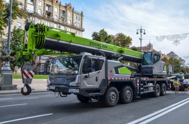 Şehrin caddesinde park etmiş büyük bir vinç kamyonu var.