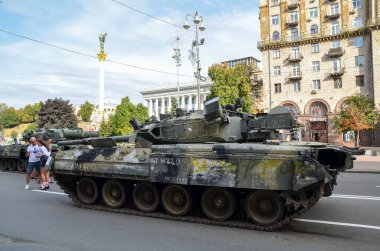 Rus tankı Ukrayna ordusu tarafından Kyiv 'deki Khreschatyk caddesinde yıkılmış Rus teçhizatı sergisinde ezildi.