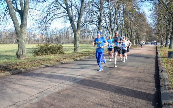 Grupa Biegaczy Biegających Świeżym Powietrzu Sportowcy Konkurujący Obszarach Miejskich Zdrowy — Zdjęcie stockowe