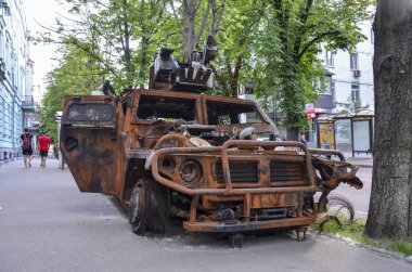 Ukrayna 'daki savaş sırasında Rus Tigr-M piyade araçları yakıldı ve imha edildi.