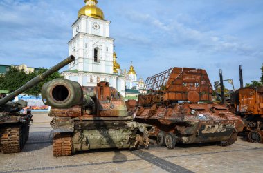 Yanmış ve ezilmiş Rus kendinden güdümlü howitzer 152 mm Msta-S Ukrayna 'da doring savaşını yok ediyordu.
