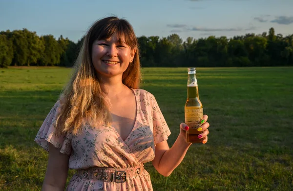 Portrait Beautiful Happy Young Woman Woman Standing Outdoors Beer Sunset — Photo
