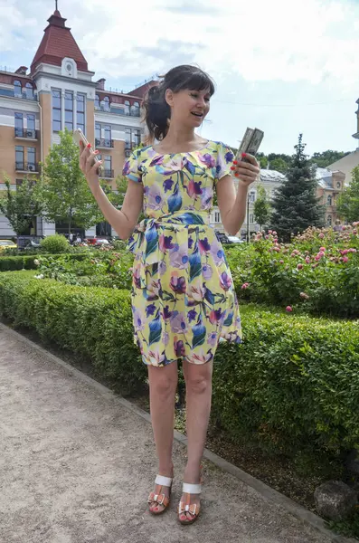 드레스를 지폐와 전화를 소녀의 — 스톡 사진