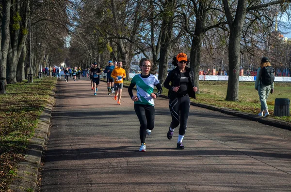 Aktiv Flicka Idrottsman Som Springer Stadsparken Hälsosam Livsstil Viktminskning Maratonlopp — Stockfoto