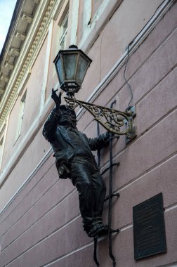 Uzhgorod, Ukrayna 'nın merkezindeki duvarda lamba ışıklı amca Kolya' nın bronz heykeli