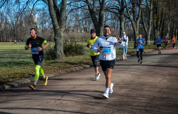 Biegacze Maratońscy Biegający Drogach Miejskich Zdrowy Styl Życia Hobby Fitness — Zdjęcie stockowe