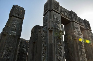 Gürcistan 'ın antik tarihini tasvir eden devasa tarihi anıtın yakın plan görüntüsü. Tiflis 