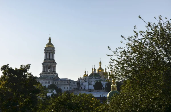 Kyiv Pechersk Lavra, büyük Lavra çan kulesi ve ilgili manastır binaları. Başkentin en tanınmış ve en popüler manzaralarından biri. Kyiv, Ukrayna