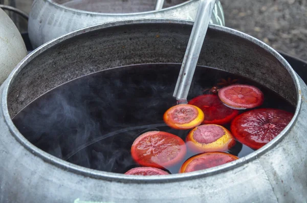 Gorące Grzane Wino Plasterkami Pomarańczy Kotle Outdoor Wakacyjnym Ulicznym Targu — Zdjęcie stockowe