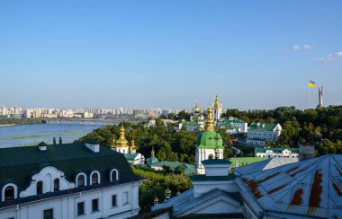 Kyiv Pechersk Lavra 'nın kubbeleri Dnipro Nehri' ne ve Ukrayna 'nın başkenti Kyiv' in sol yakasına bakar.