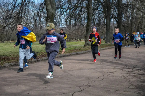 Młodzi Chłopcy Biegacze Rywalizują Wydarzeniu Kids Run Wspaniały Konkurs Biegania — Zdjęcie stockowe