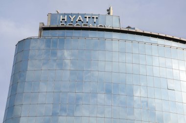 Ukrayna 'nın başkenti Kyiv' deki Hyatt Regency 'nin modern binasının cam cephesi