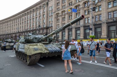 Rus tankı Ukrayna ordusu tarafından Kyiv 'deki Khreschatyk caddesinde yıkılmış Rus teçhizatı sergisinde ezildi.