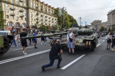 Rus tankı Ukrayna ordusu tarafından Kyiv 'deki Khreschatyk caddesinde yıkılmış Rus teçhizatı sergisinde ezildi.