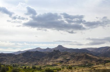 Güzel sonbahar manzarası, dağ sırtı ve Kafkasya dağları, Ermenistan. Yürüyüş macerası