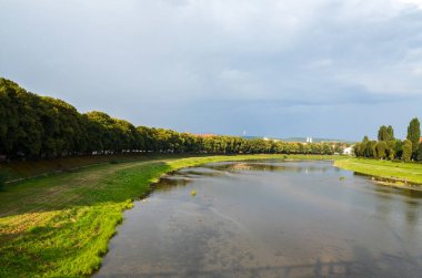Uzh nehrinin manzarası ve Ukrayna 'nın orta kesimindeki Avrupa' nın en uzun ıhlamur yolu.