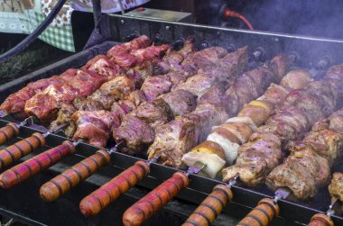 Kömür ızgarasında pişirilmiş yumuşak ve sulu et şişleri. Lezzetli barbekü ya da şiş kebap.