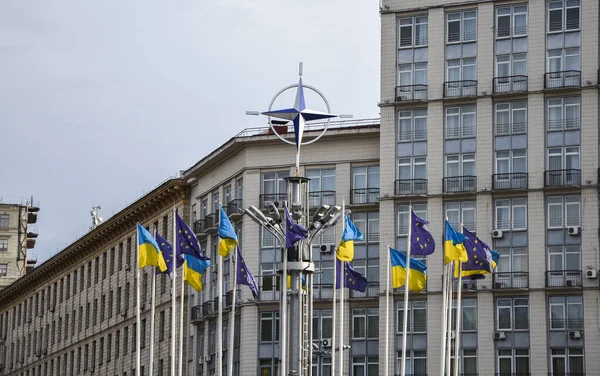 Bandeiras Ucrânia União Europeia Agitando Juntas Sob Emblema Otan Imagem De Stock