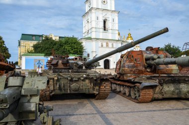 Orta Kyiv 'deki savaş ganimetleri gibi yanmış Rus tankları ve zırhlı araçlar. 