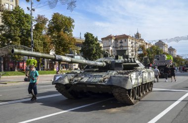Orta Kyiv 'deki savaş ganimetleri gibi yanmış Rus tankları ve zırhlı araçlar. 