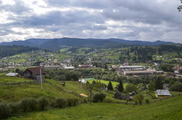 Grüne Wiesen Wald Und Worochta Dorf Umgeben Von Karpaten Der — Stockfoto