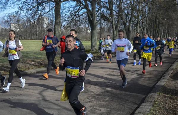 Kyiv Ukraine March 2023 생활을 개념으로 크로스컨트리달리기 공원에서 달리는 달리기 — 스톡 사진