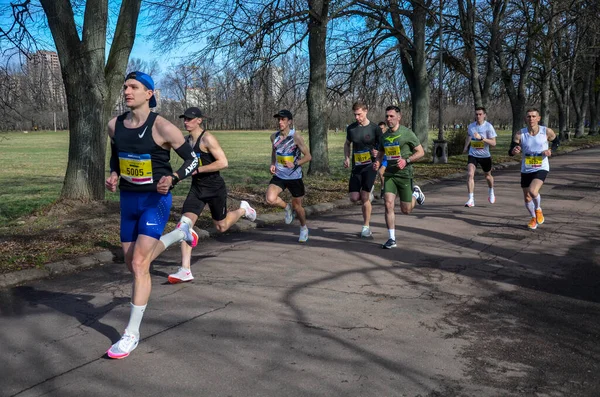 Kyiv Ukraine March 2023 생활을 개념으로 크로스컨트리달리기 공원에서 달리는 달리기 — 스톡 사진