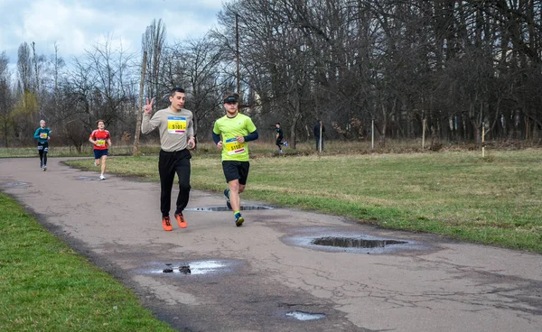 Grupa Biegaczy Biegających Świeżym Powietrzu Sportowcy Konkurujący Obszarach Miejskich Zdrowy — Zdjęcie stockowe