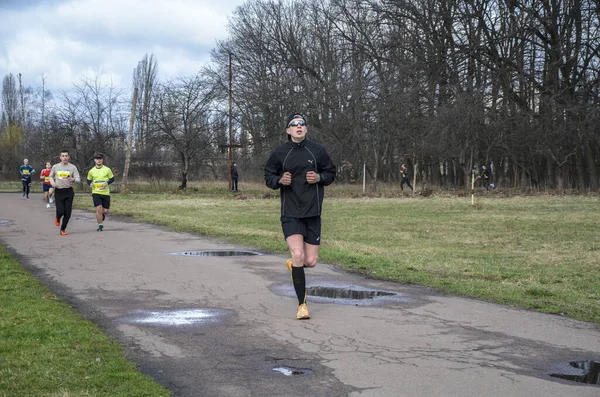 一组跑步者在户外慢跑 在城市地区 健康的生活方式和体育观念中竞争的精力充沛的人 — 图库照片