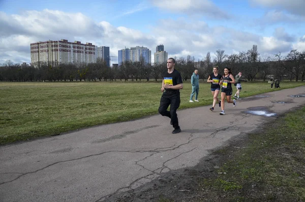 Kyiv Ukraine 2023年3月26日 许多运动员在马拉松赛期间在城市跑步 健康和健康的生活方式概念 — 图库照片