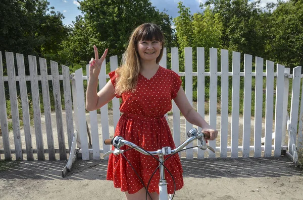 Belle Fille Dans Une Robe Été Rouge Debout Tenant Vélo — Photo