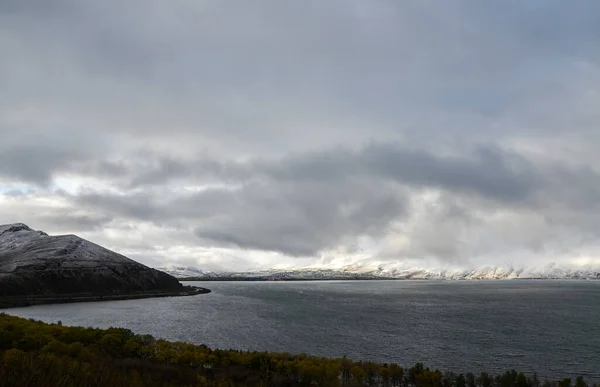 Sevan Meer Met Een Prachtig Uitzicht Besneeuwde Bergen Onder Lage — Stockfoto