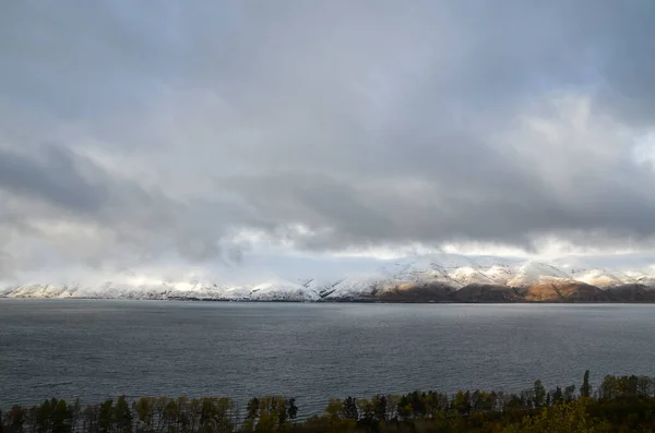 Sevan See Mit Einer Schönen Aussicht Auf Die Schneebedeckten Berge — Stockfoto
