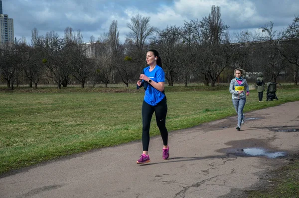 Fiatal Nők Versenyeznek Maratoni Versenyen Futó Verseny Városi Parkokban Utcákon — Stock Fotó