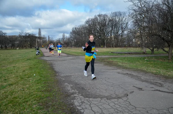 Jovens Mulheres Competindo Corrida Maratona Competição Corrida Parques Ruas Cidade — Fotografia de Stock