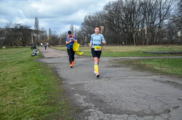 Fiatal Nők Versenyeznek Maratoni Versenyen Futó Verseny Városi Parkokban Utcákon — Stock Fotó