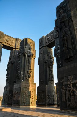 Tiflis 'teki Gürcistan Günlükleri adlı devasa taş bir anıtın dev sütunları.