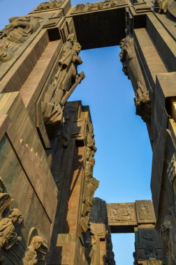 Tiflis 'teki Gürcistan Günlükleri adlı devasa taş bir anıtın dev sütunları.