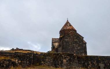 Sevanavank, Sevan Gölü kıyısında bulunan bir manastır kompleksidir. Ermenistan 'ın seyahat ve turizm beldeleri